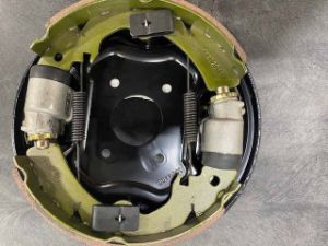 Picture of StarEV OEM 2BP027 Front Passenger Side Backing Plate Assy for AK/AP, U, 14P M-Series ONLY, Deluxe and Enclosed Bus